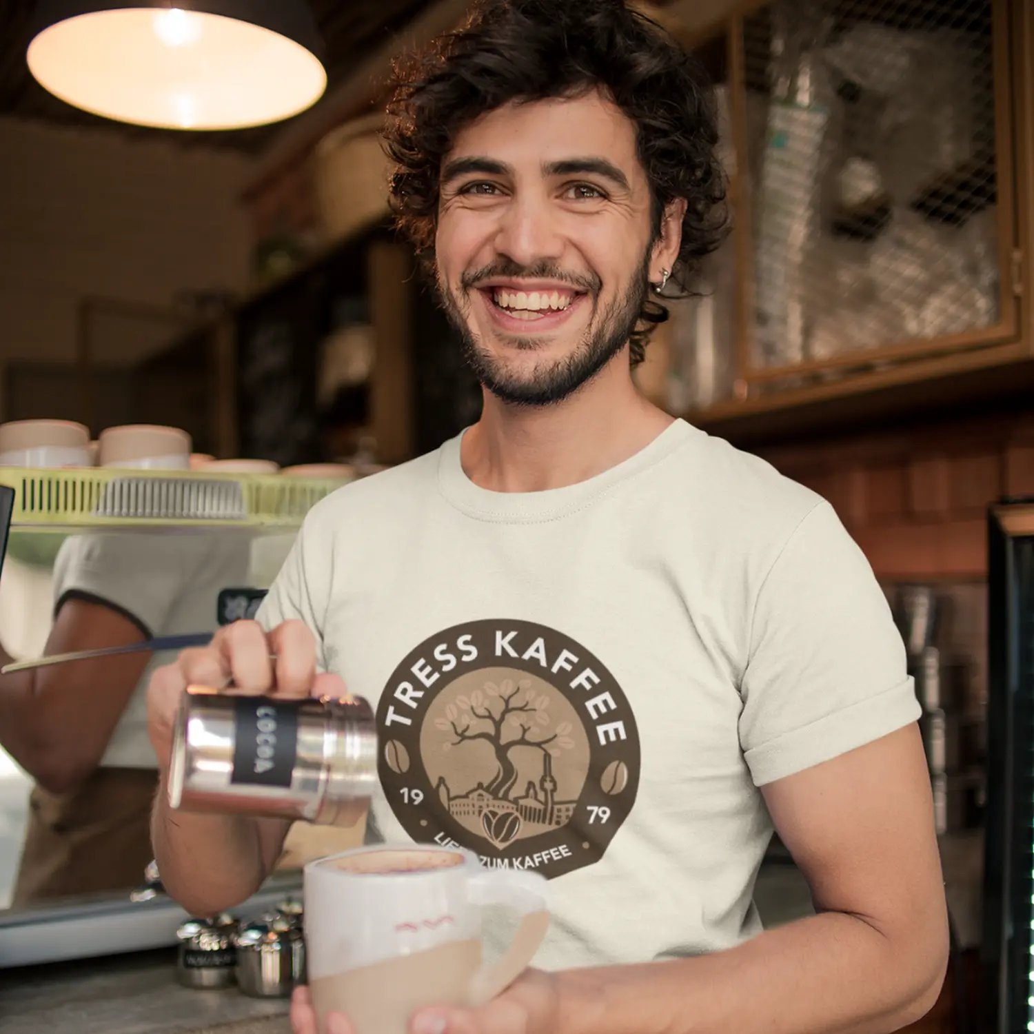 Tress Kaffee, Arbeiter, der Kokapulver in die Kaffeetasse gibt