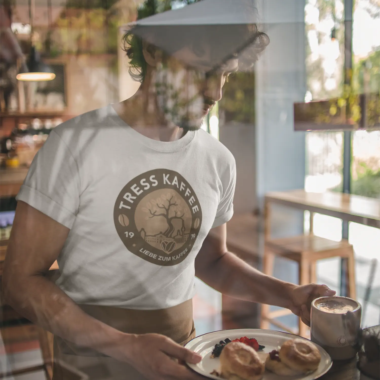 Tress Kaffee, Arbeiter, der den Kaffee mit einem Teller mit Krapfen und Beeren serviert