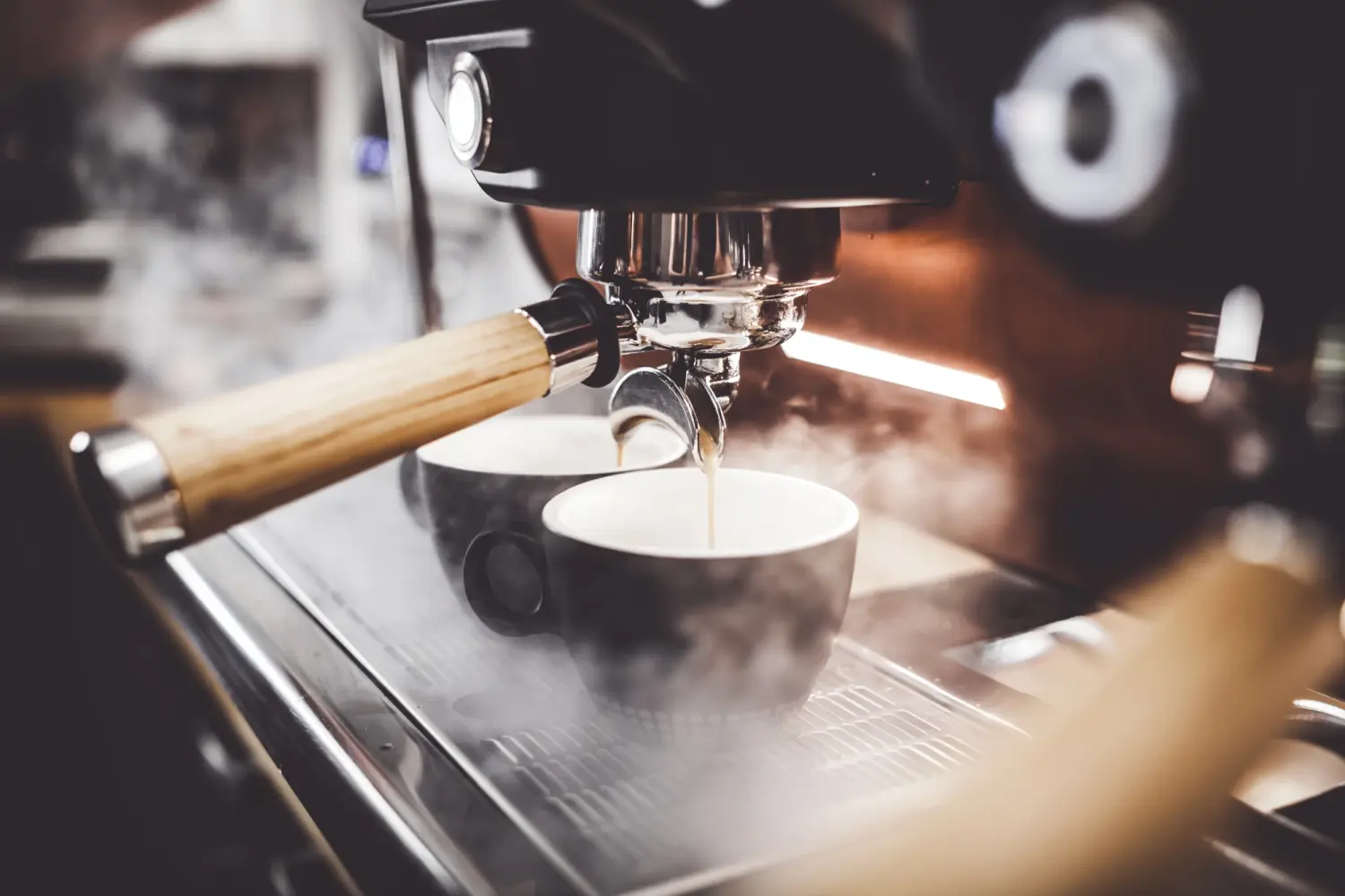Tress Kaffee, Espresso aus der Kaffeemaschine im Cafe