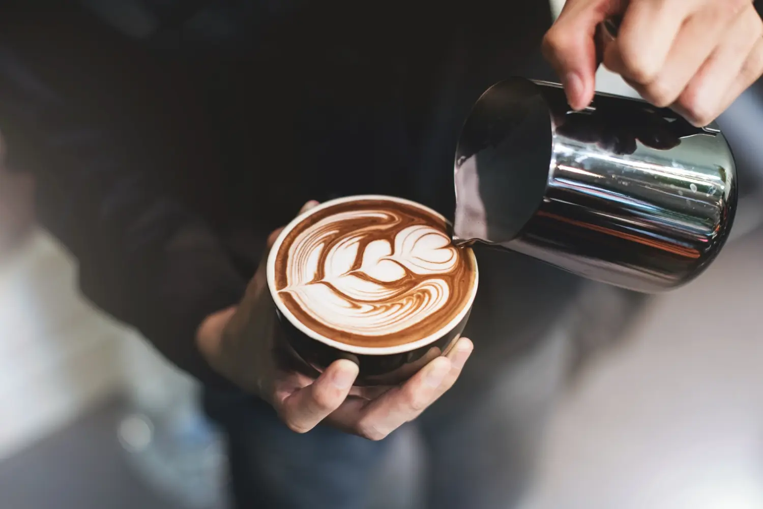 Tress Kaffee, Barista machen Kaffee Tasse Latte Kunst