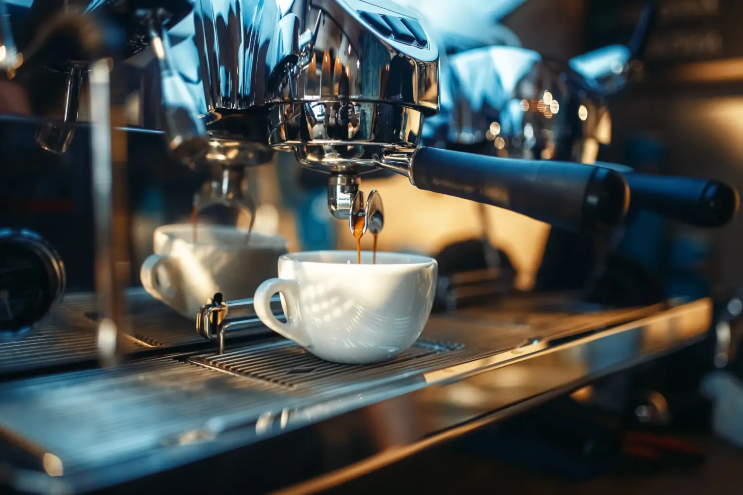 Tress Kaffee, Espressomaschine schenkt frischen schwarzen Kaffee aus, Nahaufnahme